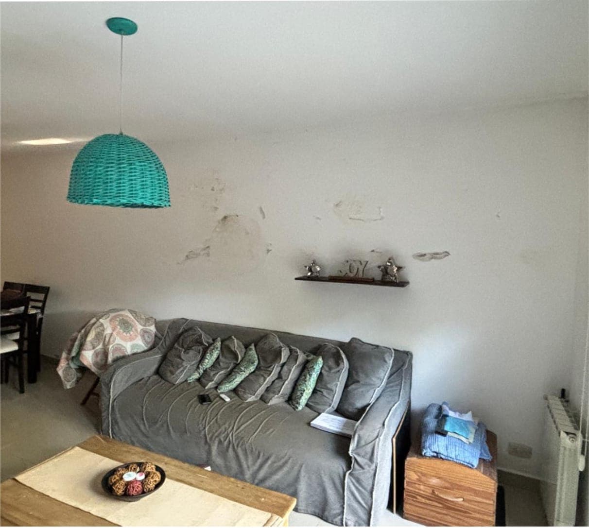 Antes — pared con humedad